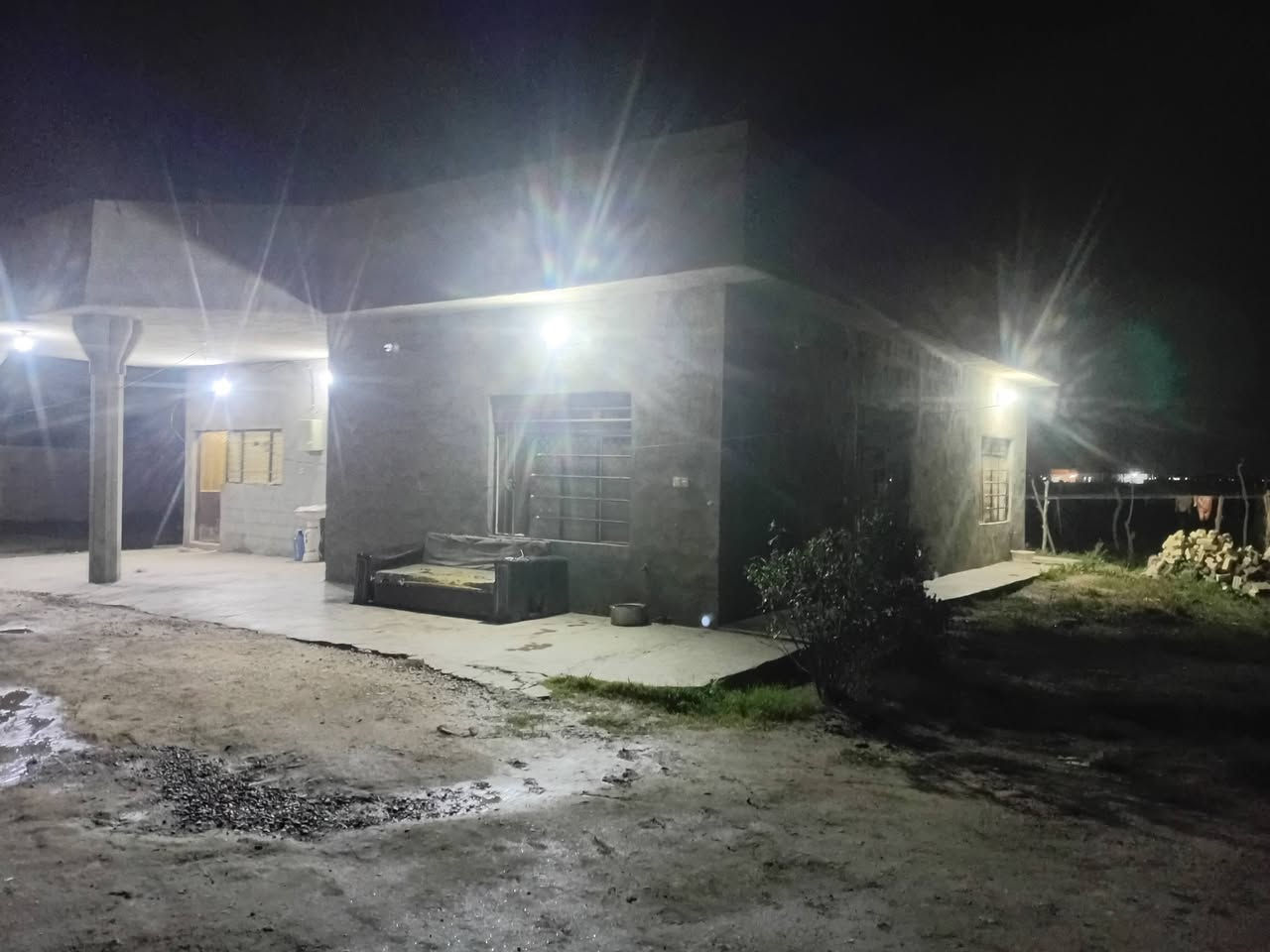 بيت لبيع مساحته ٣٠٠٠ متر مقابيل شارع ستين***********
