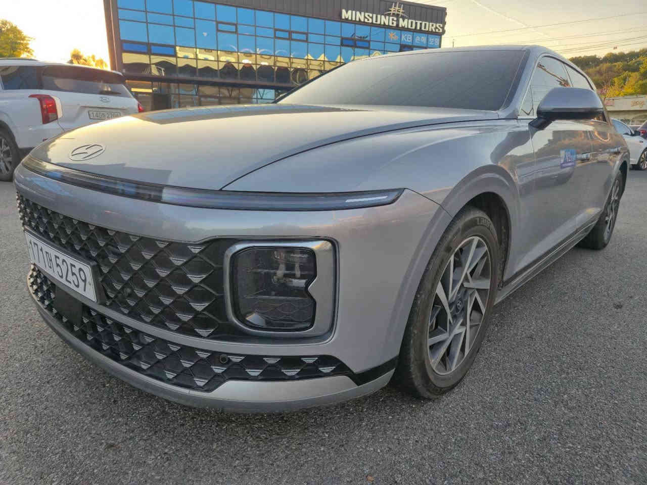 هونداي كراندر موديل ٢٠٢٤
محرك ٦ سلندر غاز مكفوله كفاله عامه
مواصفات
تبريد شاشه
كشنين كهرباء تدفئه تبريد ومساج
جنطه كهرباء
خزن ميموري
ستيرن كهرباء
رادارات أمامي وجانبي وخلفي
قياده ذاتية
مانع انزلاق
درايف مود خمس وضعيات للقياده
حساس أمامي
لايت زنوز
الكشنات الخلفيه تدفئه
شاشه كبيره
هند بريك بصمه
شحن لاسلكي
مده وصول السياره خلال ١٠ أيام ان شاء اللة
السعره 195 للميناء بدون كمرك تدخل بكتاب شهداء للي عنده كتاب
الاستفسار  ***********
