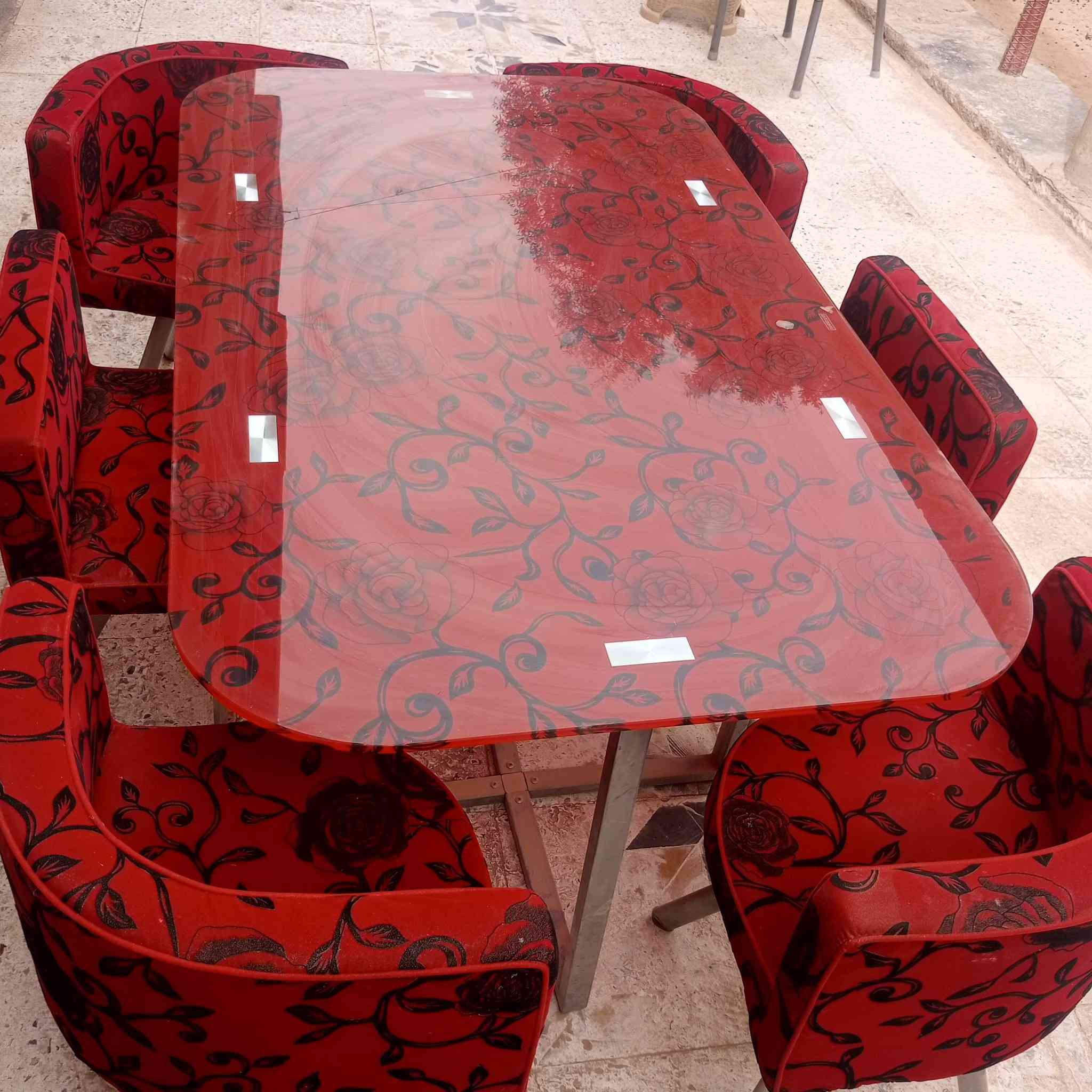 ميز طعام جديد استخدام اسبوع واحد فقط ... للتواصل ***********
