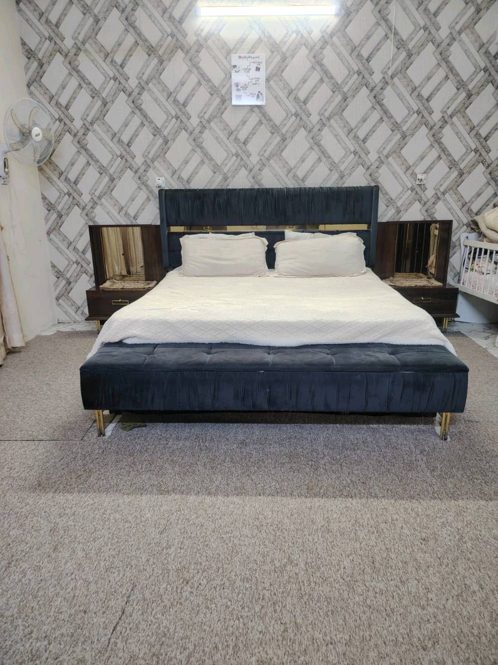 غرفة نظيفة وكلش راقيه 
مستعجل على بيعها لان راح انتقل منزل جديد وماعندي مساحه الها 
ماعندي توصيل 
الشراي يتواصل وياي