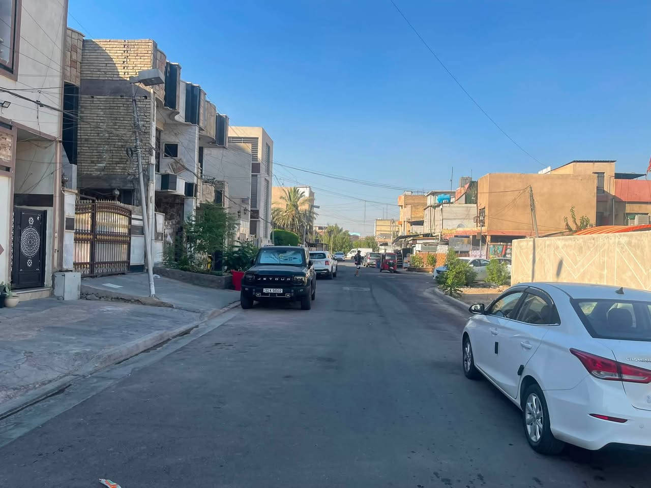 للبيع مشتمل مسلح حديث المساحه 135 متر واقع حال وبالسند 125 متر الواجهه 5.40 والنزال 25 بناء 2018 نظام استثمار ثلاث طوابق ثلاث شقق كل شقه تحتوي على غرفتين وصاله ومطبخ وخدمات الوارد الشهري 1800 مليون وثمان مائة الف دينار شهرياً الموقع شارع فلسطين محله 502 العقاري موقع ممتاز وهادى ومقابل سياح مدرسة المستنصريه الابتدائيه للاتصال *********** او *********** شركة الخيمه للعقار
