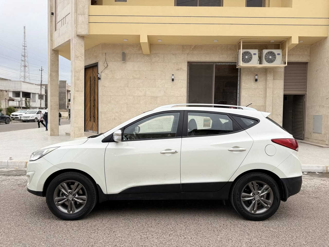 السلام عليكم
للبيع هونداي توسان 2013 رقم بغداد باسمي تحويل ثاني يوم خليجي ماشيه 6000 الاف km حقيقي شرط فحص ونايلون شركه بعده بيها كما موضح بالصور بعدها بوضع شركه جانت مخزونه 

دهن شركه بعده بيها كير مكينه صدر مكفولات السياره بيها صبغ شويه بالبنيد اثر شي بسيطه كما موضح بالصوره مئشر بالون الأخضر  مواصفات بانوراما اشاير بالمري تحكمات بالاستيرن سويج عدد 2 سبير شركه وكتلوكات شركه تخم تاير جديد 

 للاستفسار *********** علي السعر 147 وبيها مجال
