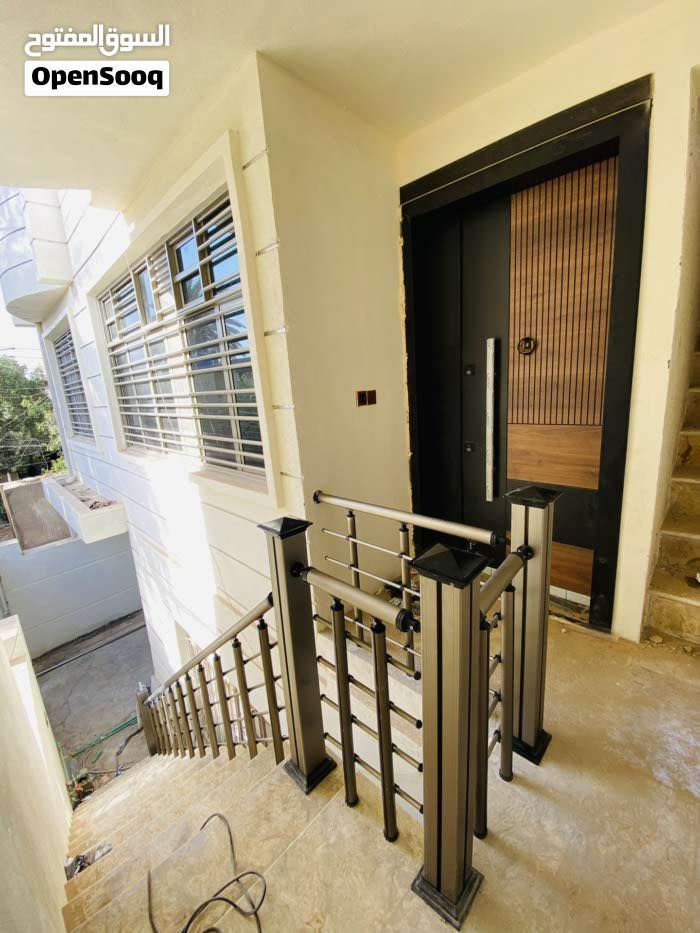 🏠 بيت للبيع | موقع مميز

📍 البلديات – شارع الكهرباء قرب المتنزه
📐 150 م² | ركن
📏 واجهة 10م × نزال 15م

🔹 طابق أرضي: كراج + استقبال كبير + غرفة نوم + مطبخ + حمام
🔹 طابق أول: غرفتين نوم + مشتمل بناء حديث يحتوي على :
🔹 غرفة نوم + استقبال + مطبخ + حمام مع درج خارجي مرمر
✨ أرضيات المشتمل مرمر + عزل كامل

📞 للاستفسار: ***********
