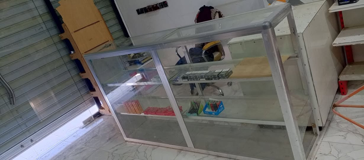 سلام عليكم ميز للبيع العنوان النجف ***********
