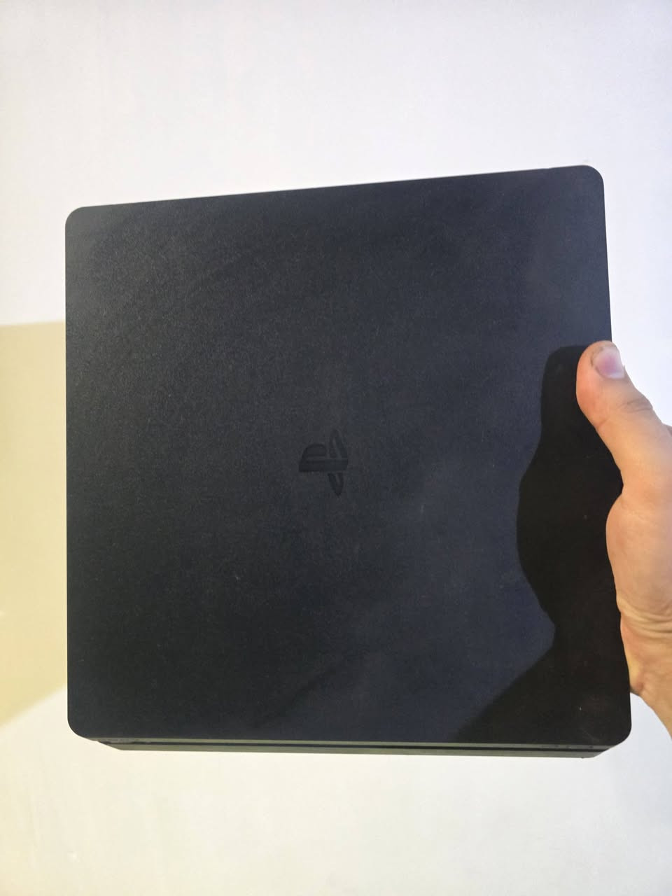 بلي ستيشن فور سلم خليجي ذاكرة ٥٠٠ كيكابايت للبيع ما مفتوح نهائيا وما طافية عليه الكهرباء نهائيا اخو الجديد وياه جويستك واقراص ٣ فيفا وقراند والدر رنك السعر ٣٥٠ الف توصيل داخل حي الجهاد والعامل فقط (***********)
