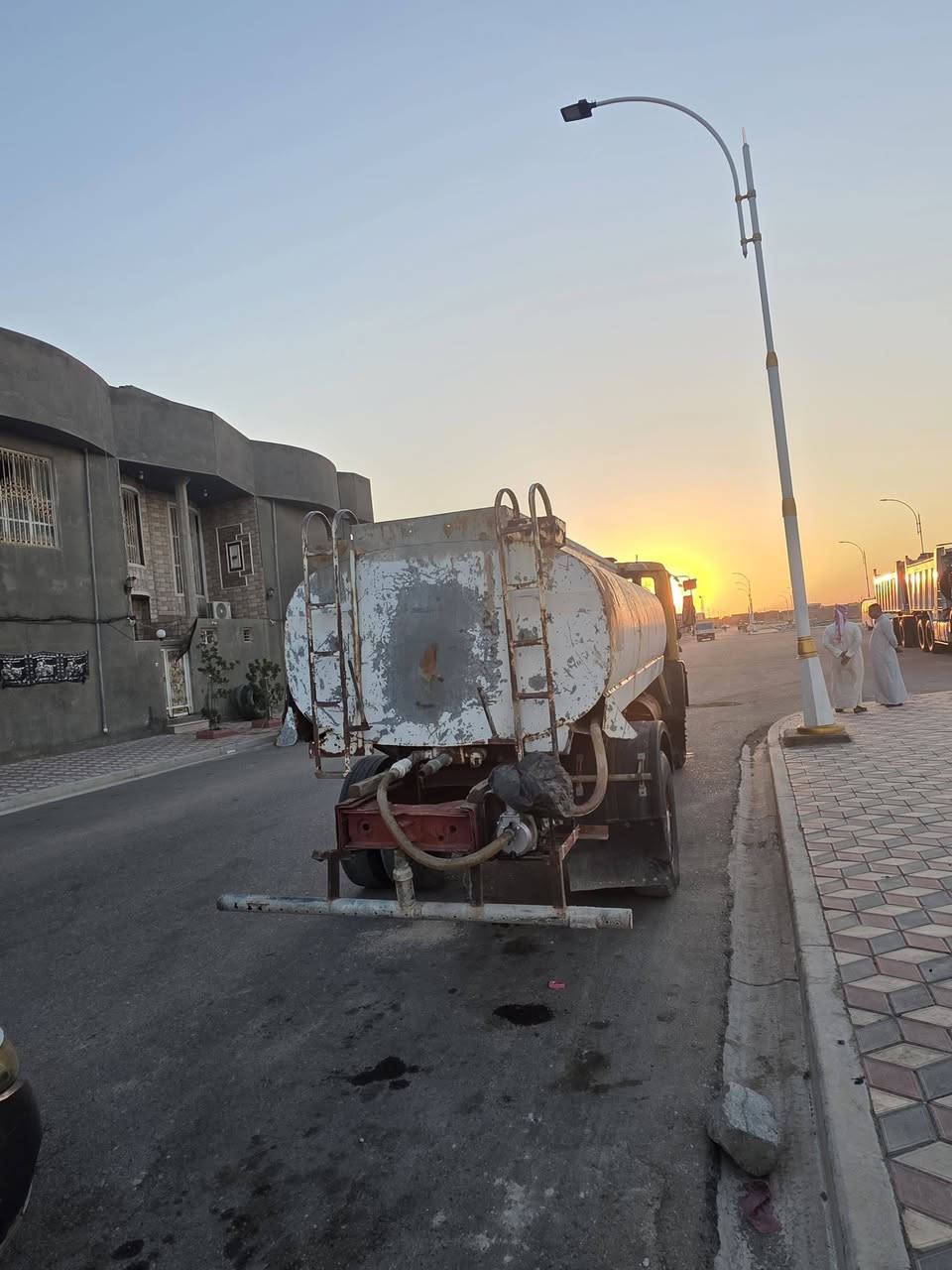 السلام عليكم
البي موديل ٨٢
مكينه ٦ عدله
كير ٢٥
تانكي ١٢ طن مغلون
رقمهه بيه ورثه 
ابيع هل موجود 
سعر ٥٧ وبيهه مجال 
رقم موبايل ***********ابو حسين ***********

