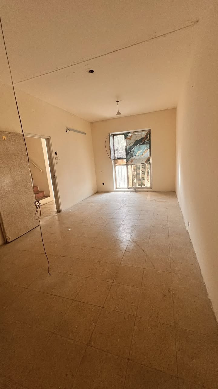 السلام عليكم
شقة ارضية للايجـار جاهزة ونظيفة اي نقص ما بيها ايجارها 400 
قريبة علشارع العام ورة دائرة الكهرباء 
استفسار / ***********
