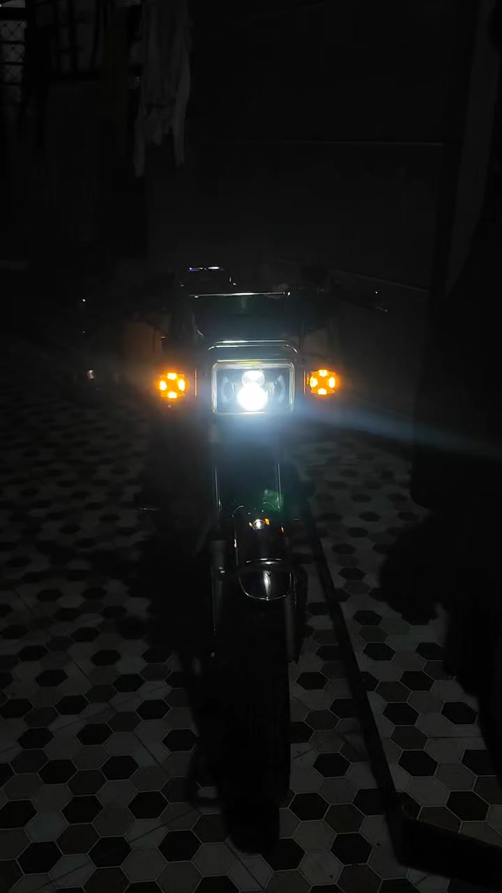 سلام عليكم دراجه سيفان اللبيع محرك(150) ماروني موديل 24 كفاله دراجه سويج بصمه ريموت كله شغاله نكره سلف جهاز نذار  كهربائيات كلهاء شغاله اوراق كامله مكان بابل رقمي ***********.  السعر. 700 وبيه مجال
