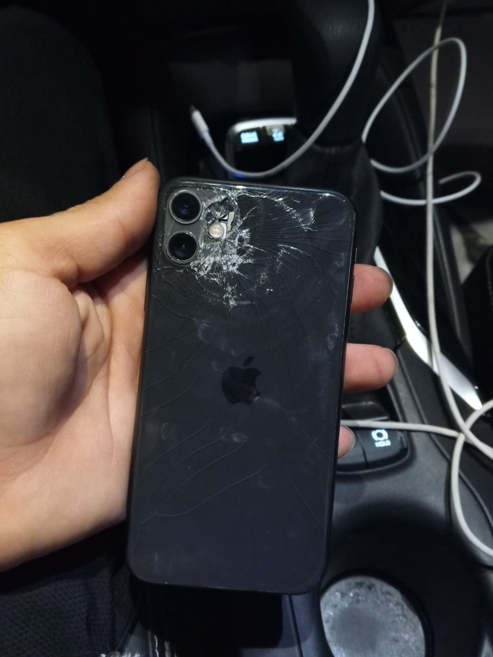 سلام عليكم شباب ايفون 11 عادي ذاكره 64 بطاريهً 74 جهاز مكفولً من كلشي وما مبدل بي شي بس ظهر مكسور رقم *********** عنواني بغداد تاجي سعره 225
