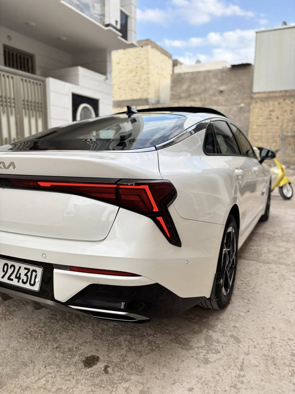 كيا K5 خليجي 2024 شركة NIM ضمان (5) سنوات 
عنوان:.كربلاء 
محرك:.2500
رقم صاحب سيارة:.***********
السعر 225
فول فول مواصفات 1/1
بانوراما 
بصمة
خمس كاميرات دوارة 
شغال (تشغيل عن بعد)
شاشة حجم كبير 
شاشة الكترونية 
كشن جلد 
كشنين كهرباء (سائق و سكن)
كشن خزن 
كشن تتفية و تبريد (حار و بارد)
داخل مشمشي 
مري شفط 
ويل كروم
ليد أمامي و خلفي 
حساس أمامي و خلفي 
تبريد قطعتين 
صندوك شفط 
درايف مود 
تحكم و تعديل سرعة
اتو هولد 
وبعدبيه هواي مواصفات
بيه فقط شبر بارد بجاملغ 

تحويل وكالة نفس اليوم 
رقم و سنوية جديد 
رقم اربيل دولي
