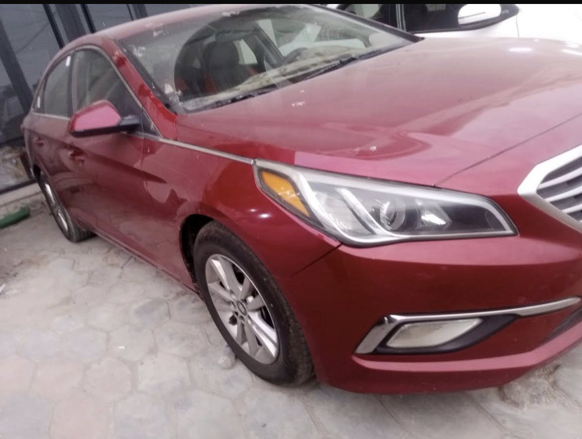 السلام عليكم 
سوناتا موديل ٢٠١٥وارد امريكي
جاملغ خلفي صبغ وشوية من جاملغ الأمامي 
رقم وسنوية جدد رقم اربيل سونار ويا صور 
العنوان بغداد السعر ١١٧وبين مجال 
رقم موبايل ***********
