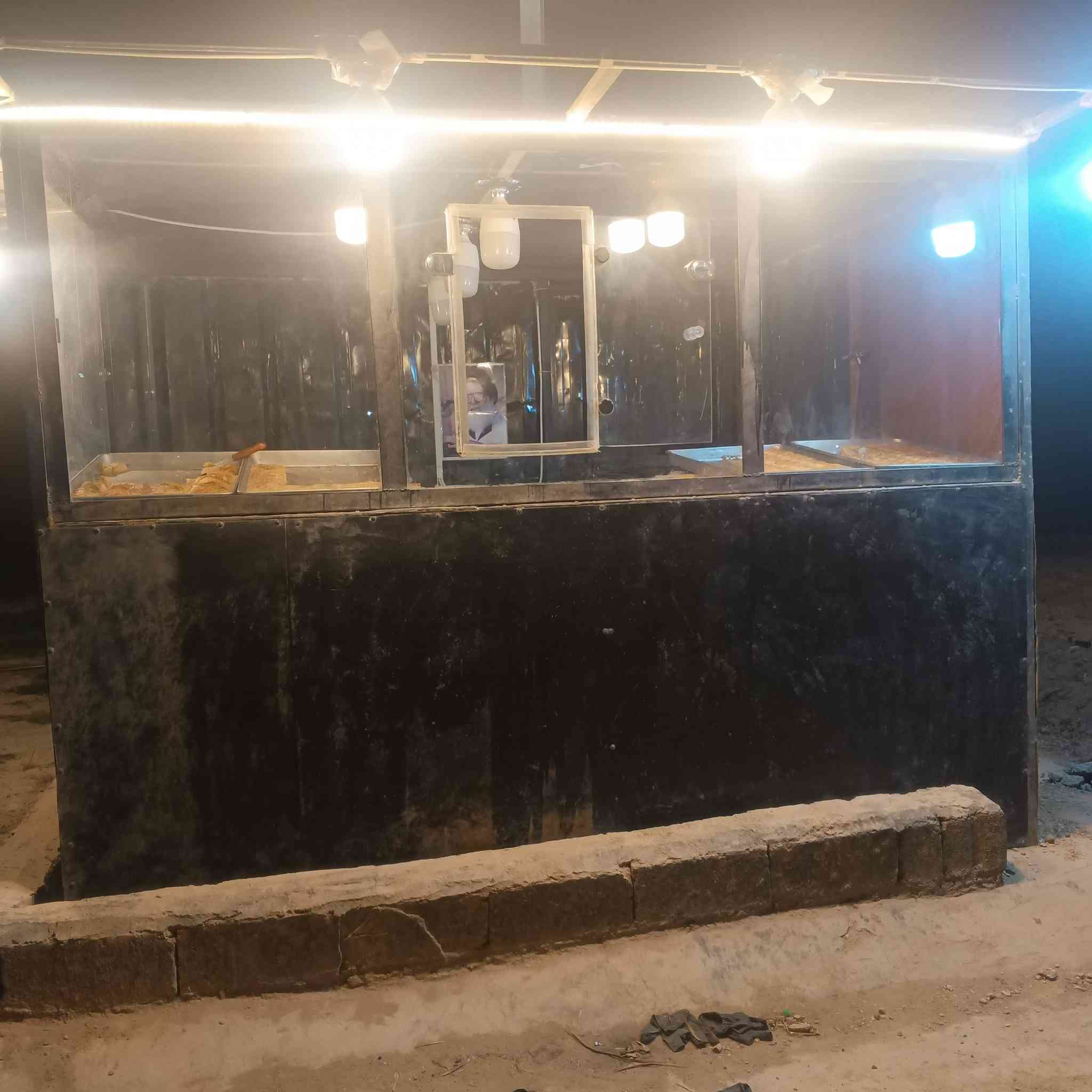 السلام عليكم 
كشك للبيع يصير كافتريه ومحل حلويات وكذالك لاصحاب المواكب  تواصل واتساب  او اتصال بل رقم ‏‪***********‬‏
