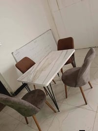 ميوزه وكراسي للبيع عدد 10او اكثر كل ميز وياه 4 كراسي  بسعر 55 الف للمي...