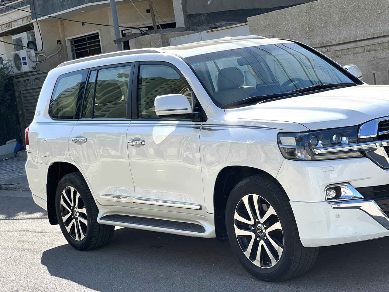 تويوتا لاندكروز 2017 GXR خليجي SAS
___________________________ 
محرك حجم V8 4600
حساسات امامي خلفي
بصمه وتشغيل عن بعد 
مثبت سرعة دبل ماوس 
سلايت و 8 ايرباك
لايت زنون اسود
كشنات جلد وكهرباء 
ويل كب كروم اسود 20 انج
علامه لاندكروز ليزريه بالبيبان 
بيه بارد بالباب الخلفي والصندوق وممبين 
السياره ماشيه 187000 الف KM
السياره جديده ومابيه اي نقص من كافه النواحي 
السعر 48000
***********
***********
