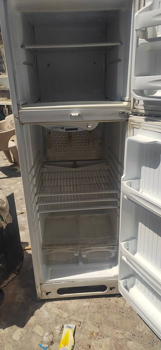 سلام عليكم ثلاجه لبيع شغاله ثلج مكان بغداد سعر 225 ***********
