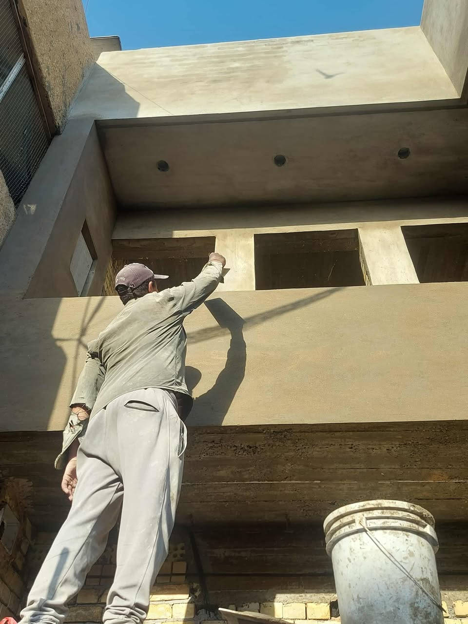 كادر مصري لبخ في بغداد لبخ درجة أولي خشنة ونعمه ونثر وتصفير مصطر وثقل نعمه وتشميع ***********
