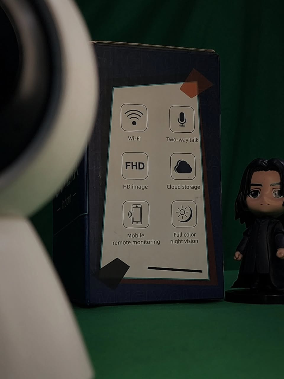 كاميرا مراقبة داخلية ذكية من نوع HEIYOUCAM، وهي مصممة لمراقبة المنازل، الأطفال، أو الحيوانات الأليفة بدقة عالية. 

أبرز مواصفات ومميزات الكاميرا:

جودة التصوير: توفر دقة 1080P HD لرؤية تفاصيل واضحة، مع دعم تقنية الرؤية الليلية.

التغطية الشاملة: تتميز بقدرتها على الدوران والإمالة (Pan & Tilt) بزاوية 360 درجة لتغطية كامل الغرفة.

التواصل الصوتي: تدعم الصوت ثنائي الاتجاه، مما يسمح لك بالتحدث والاستماع للأشخاص في المنزل عبر تطبيق الهاتف.

مكالمات بلمسة واحدة: تحتوي على زر مخصص يسمح لمن في المنزل (مثل الأطفال أو كبار السن) بإجراء مكالمة سريعة إليك بلمسة واحدة فقط.

الذكاء الاصطناعي: مزودة بتقنيات تتبع الحركة وكشف الإنسان، وترسل تنبيهات فورية إلى هاتفك عند رصد أي نشاط

السعر 19.000 ألف
للأستيضاح 
اتصال ، واتس: ***********
