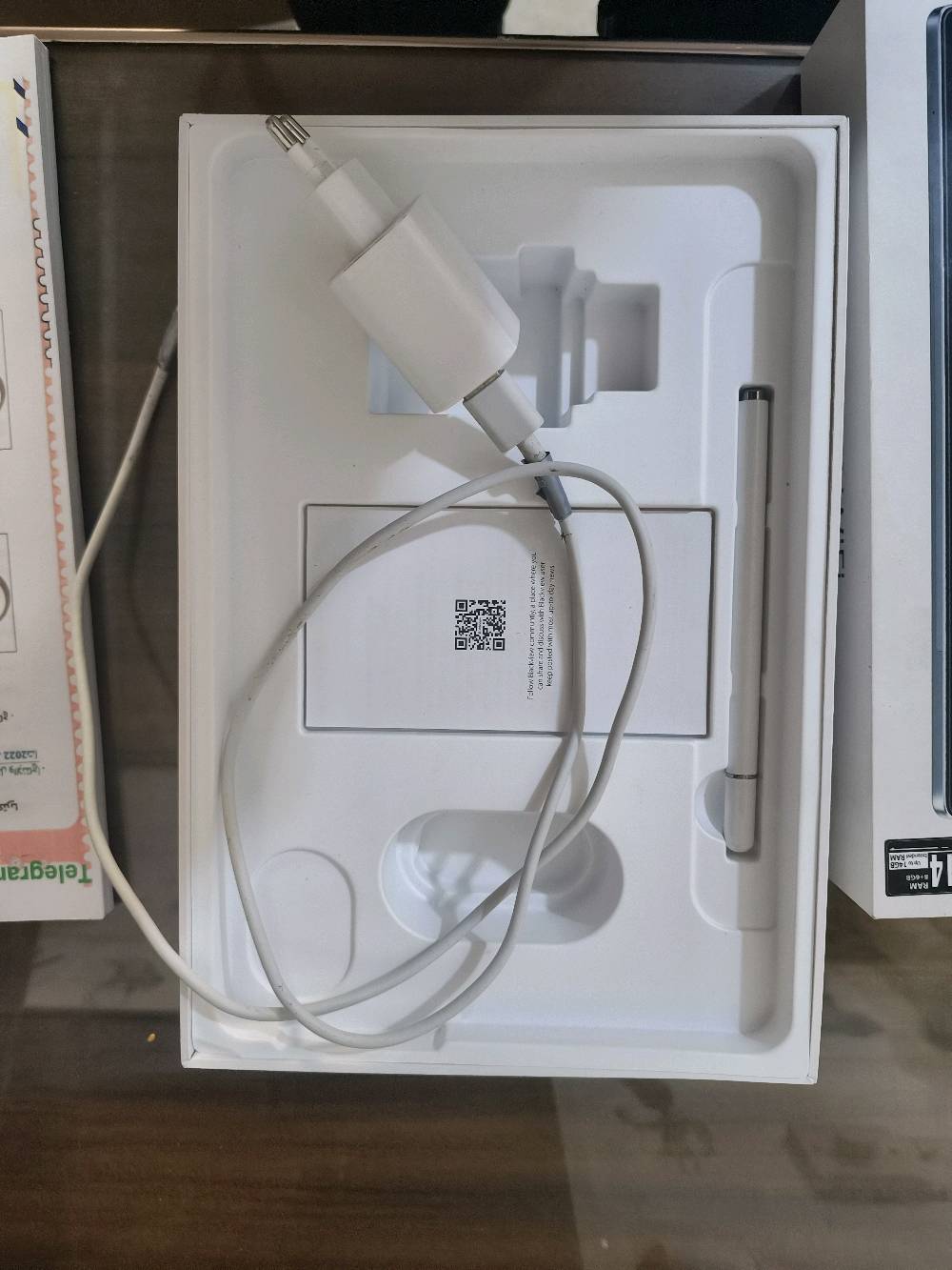 ايباد بلاك فيو ذاكرة 256 رام 12 قابل للتوسعة 
معة قلم للدراسة اصلي مال الجهاز والكفر الاصلي والشاحنة الاصلية . 
المكان ديوانية / حي الأسكان قرب مستشفى الحسين 