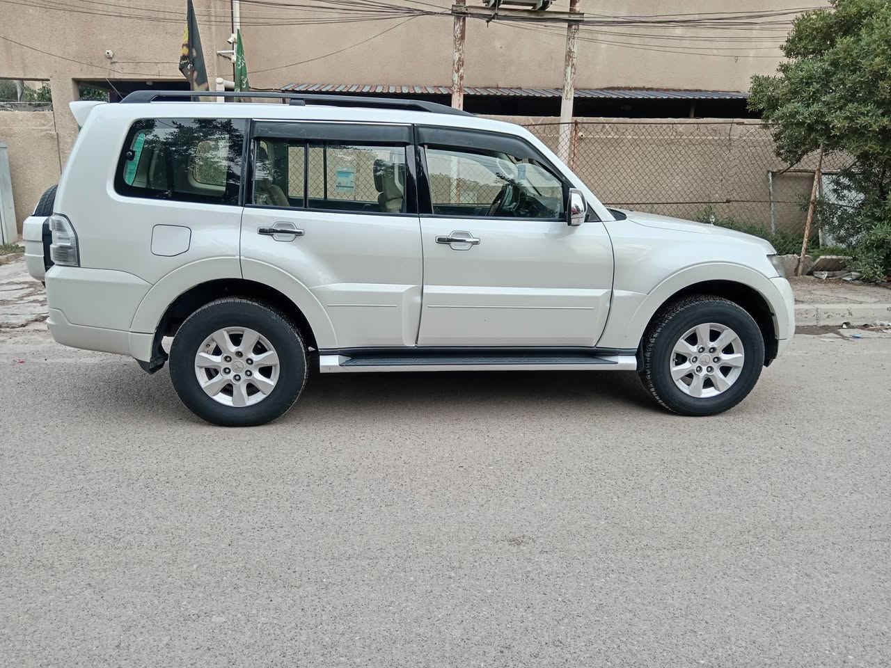 السلام عليكم للبيع ميتسوبيشي باجيرو 2011 فول مواصفات حبتور رقم بغداد للاتصال *********** السعر ١٤٨ ورقة
