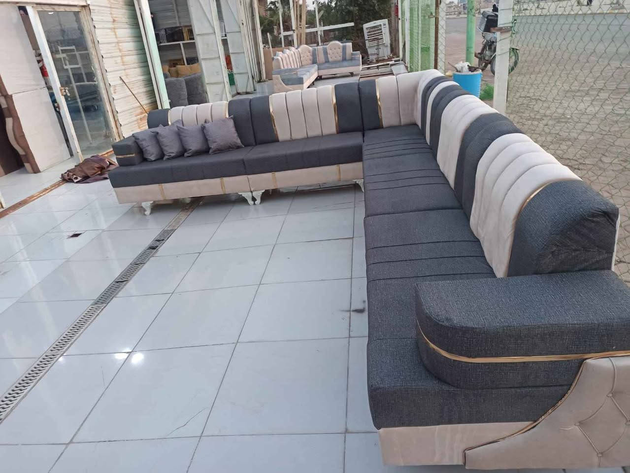 ديوانين نفس اللون يشغل استقبال 6في4 متوفر اكثر من موديل أشتغل ع المتر العنوان الفرع الاول العزه القديمه قرب التارتان ع الدجيلي. الفرع الثاني العزه الجديده شارع مستوصف الشفاء مقابل حلاقة العراب للأستفسار *********** واتساب دهل اوران, واسط
