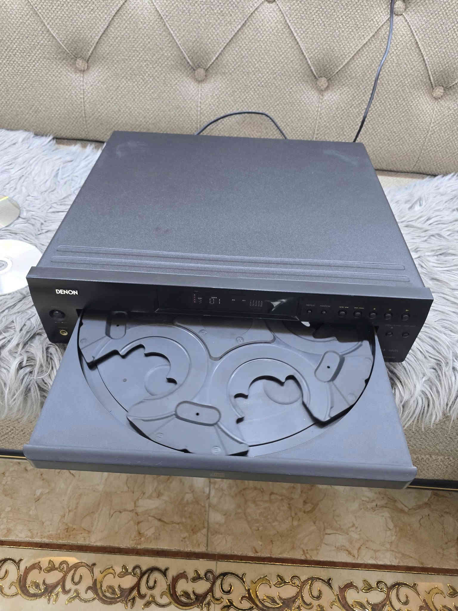 مشغل اقراص سيدي وMp3 مضغوط ياخذ 5 اقراص مع بعض  قطعه. تحفه جميله. استيراد. استراليا. وزن ثقيل قطعه مواصفات حلوه مكاني سماوه ***********
