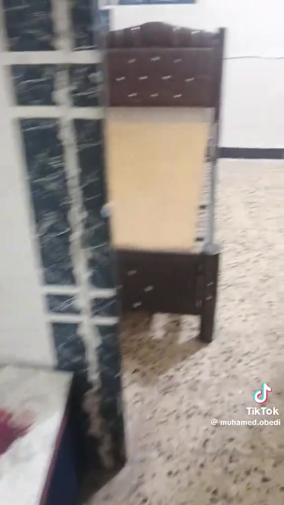 يوجد شقه ايجار الكراده مساحه 100متر عوائل او طالبات غرفه وصاله مطبخ معزول خدمات السعر 700الف بيها مجال تصوير وتساب *********** طابق ثاني درج
