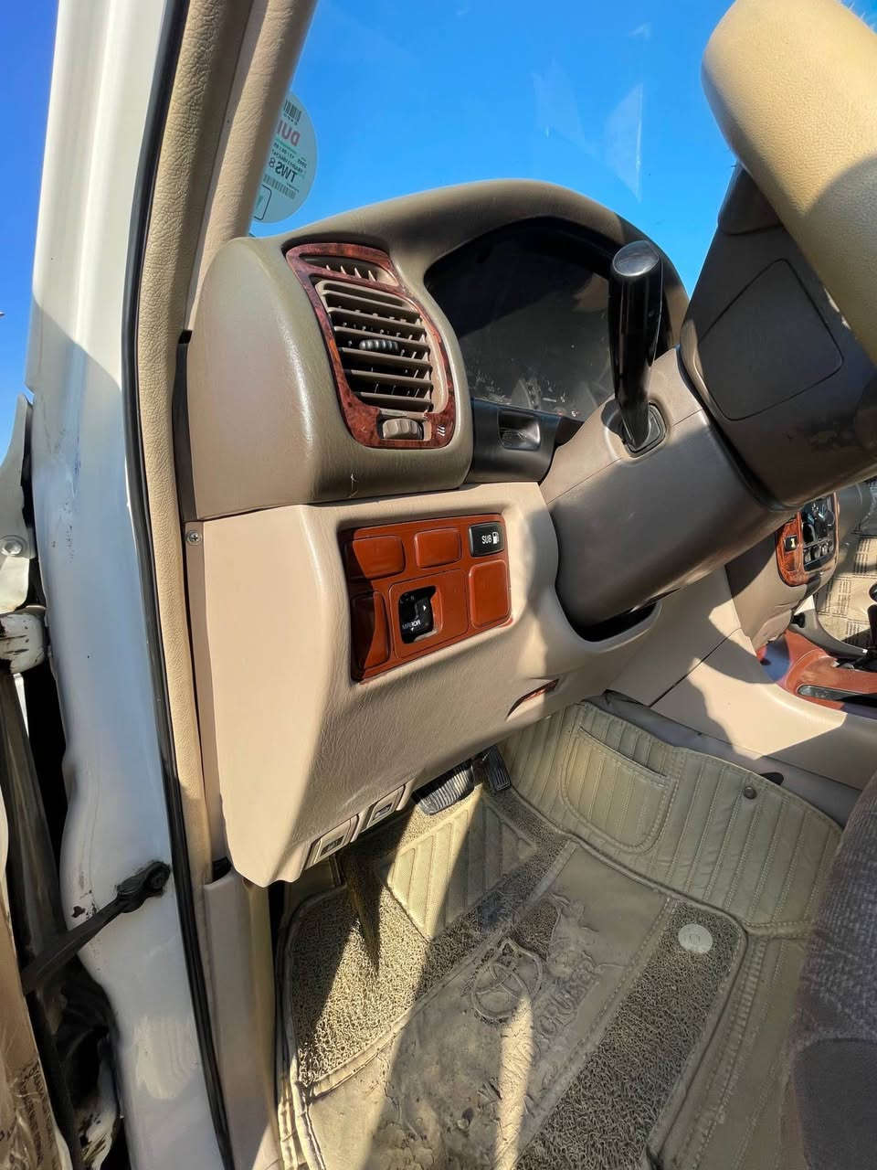 السلام  عليكم ،،   لاند كروز 2001 سياره رقم بغداد باسمي سياره بيها قطعه وحده صبغ.  تخم تاير جديد.  حداديه جديده كير اتو ماتيك مكينه ما مفتوحه لايت زنون منظومه بانزين جديده منظومه ماء جديده سياره كلها جاهزه الاخير. ملاحضه سياره كلها بلاديه. مو مثل بقيه عربانه سياره ترايها شركه مسجل شاشه كامره /عنوان ديالى بعقوبه /*********** المقدادية, ديالى
