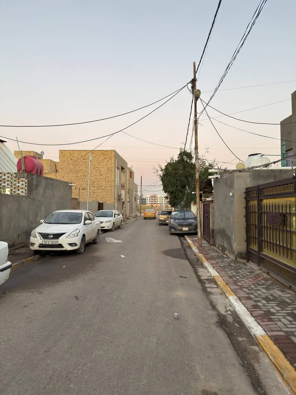 دار للبيع في حي الفرات شارع حمورابي قرب اسواق الجوهره
المساحه 138 واجهة 6 نزال 23

الاول كونكريت غرفه وصاله وبراني ومطبخ حار وبارد وصحيات داخليه وخارجيه ومناور 

الثاني عكاده غرفه وبيتونه وسطحين امامي وخلفي

عالي عن الشارع موقع حلو وقريب ع شارع حمورابي رابع بيت عن الشارع الرئيسي خدمات كامله علما ان البيت فارغ حاليا وجاهز للسكن

للاستفسار ***********
