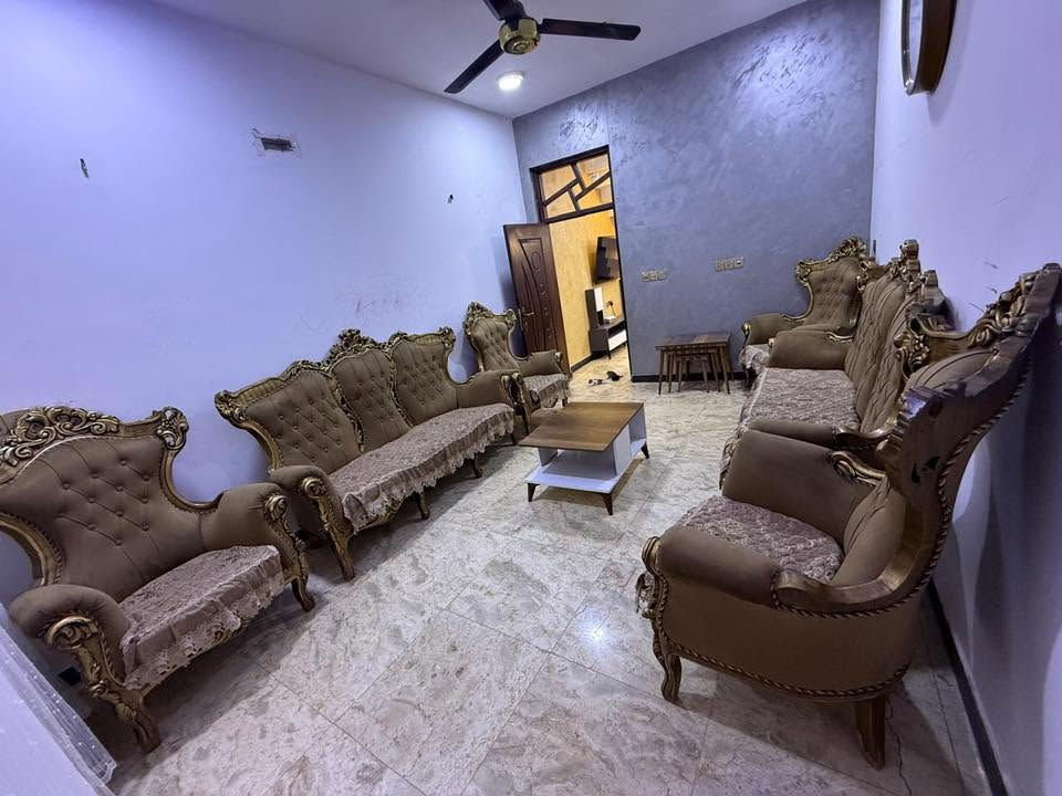 مشتمل للبيع المساحه
75 متر واجهه 4 
المشتمل يحتوي على طابقين
الطابق الاول 
صاله 
مطبخ + هول داخلي 
منور 
صحيات 
الطابق الثاني 
غرفتين نوم 
حولي 
سطح 
البيت كامل من كلشي مابي اي نقص مثل مموجود بالصور 
البيت طابو ملك صرف مو زراعي 
 الدوره المهديه الثانيه شارع جامع التقوى 
للاستفسار موجود واتساب 
***********
