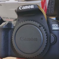 كامره كانون 2000D جديده استعمل اقل أسبوع مع جميع ملحقاته كارتونته جنطه...