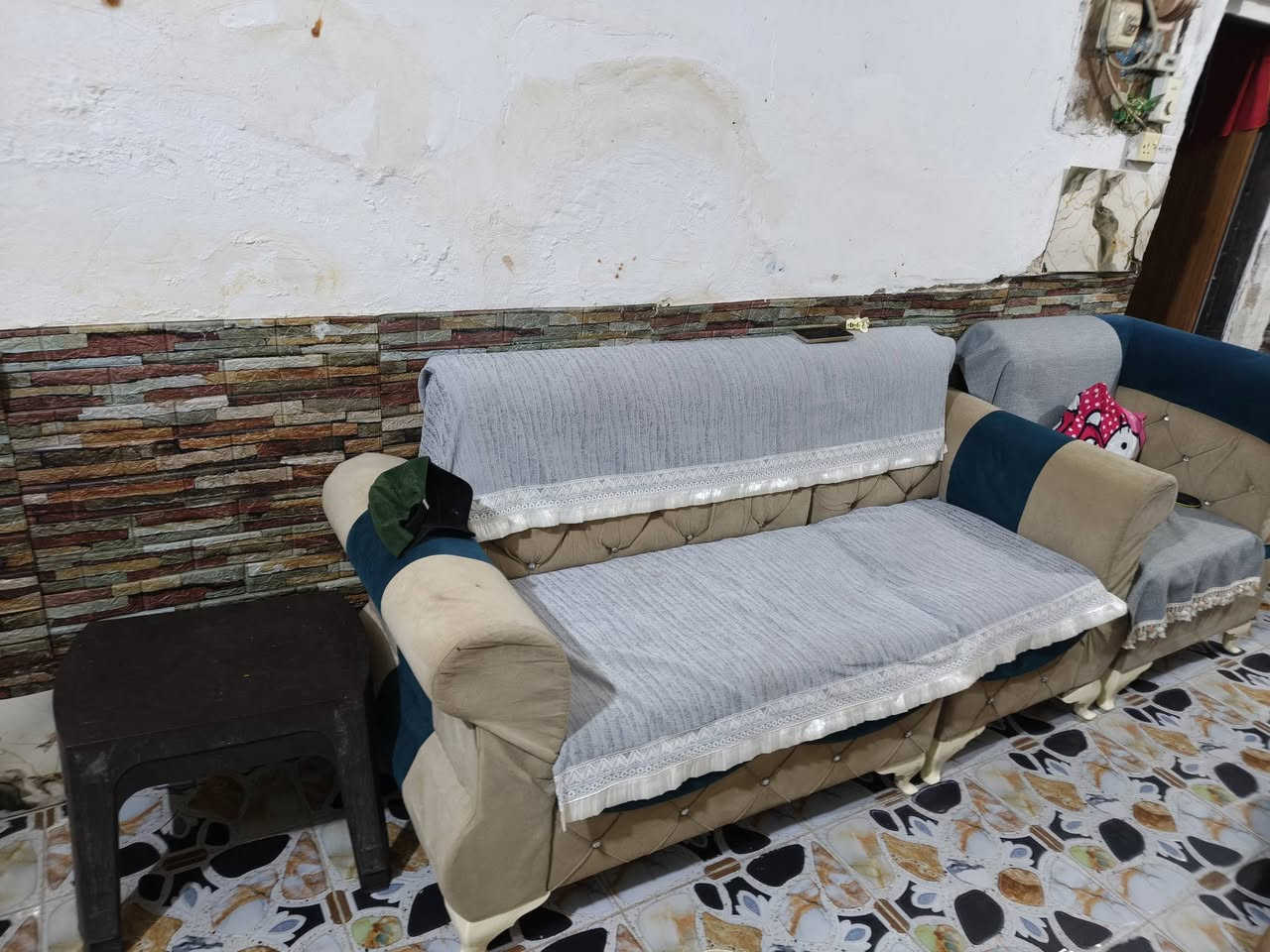 السلام عليكم بيت للبيع تجاوز مساحه 100 متر كامل الخدمات من كهرباء على شارع 80 بمحيزم  *********** السعر ملايين غرفتين نوم

