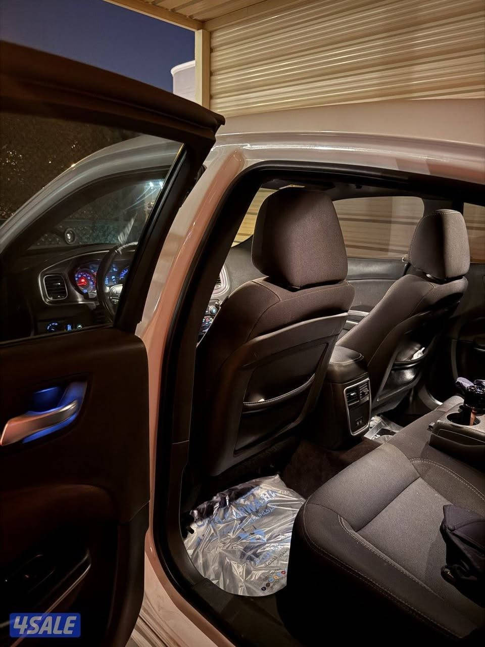 سلام عليكم من رخصة الادمنيه المحترمين دوج جارجر موديل١٩ أدوات مكصوص شغل مضبوط متوم أرقام أنكليزي دولي وسنويه مكينه٦ جديده السياره متوازي على بيعتها سعرها٦٧ وبيها مجال بيع فقط الشراي يتصل مامتواجد كل الوقت عالنت ***********
