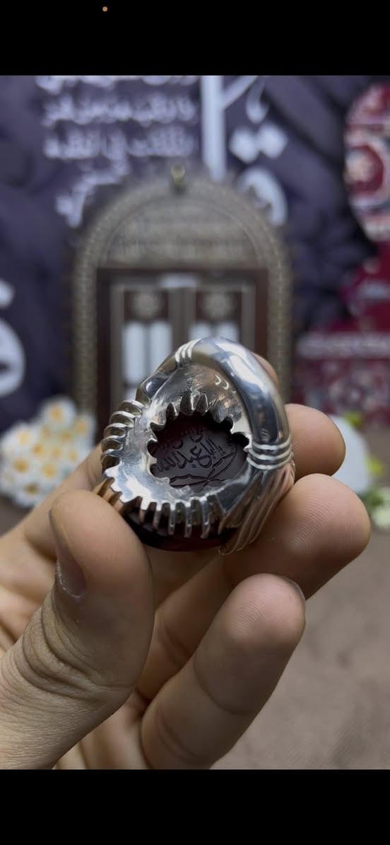 خاتم من العقيق اليماني
صياغة البحرين حمادة vip
خط الاستاذ (الحي)
مخطوط 
امام الحجر
 
آيَة النُّور‎
ﷲ نُورُ السَّمَاوَاتِ وَالْأَرْضِ مَثَلُ نُورِهِ کَمِشْکَاةٍ فِیهَا مِصْبَاحٌ الْمِصْبَاحُ فِی زُجَاجَةٍ الزُّجَاجَةُ کَأَنَّهَا کَوْکَبٌ دُرِّیٌّ یُوقَدُ مِن شَجَرَةٍ مُّبَارَکَةٍ زَیْتُونِةٍ لَّا شَرْقِیَّةٍ وَلَا غَرْبِیَّةٍ یَکَادُ زَیْتُهَا یُضِیءُ وَلَوْ لَمْ تَمْسَسْهُ نَارٌ نُّورٌ عَلَی نُورٍ یَهْدِی ﷲ لِنُورِهِ مَن یَشَاءُ وَیَضْرِبُ ﷲ الْأَمْثَالَ لِلنَّاسِ وَﷲ بِکُلِّ شَیْءٍ عَلِیمٌ

وخلف الحجر
(صلى الله عليك يا ابا عد الله الحي)

مقاس الحجر 34.6 
مقاس الفضة 24
للاستفسار ***********
واتساب
