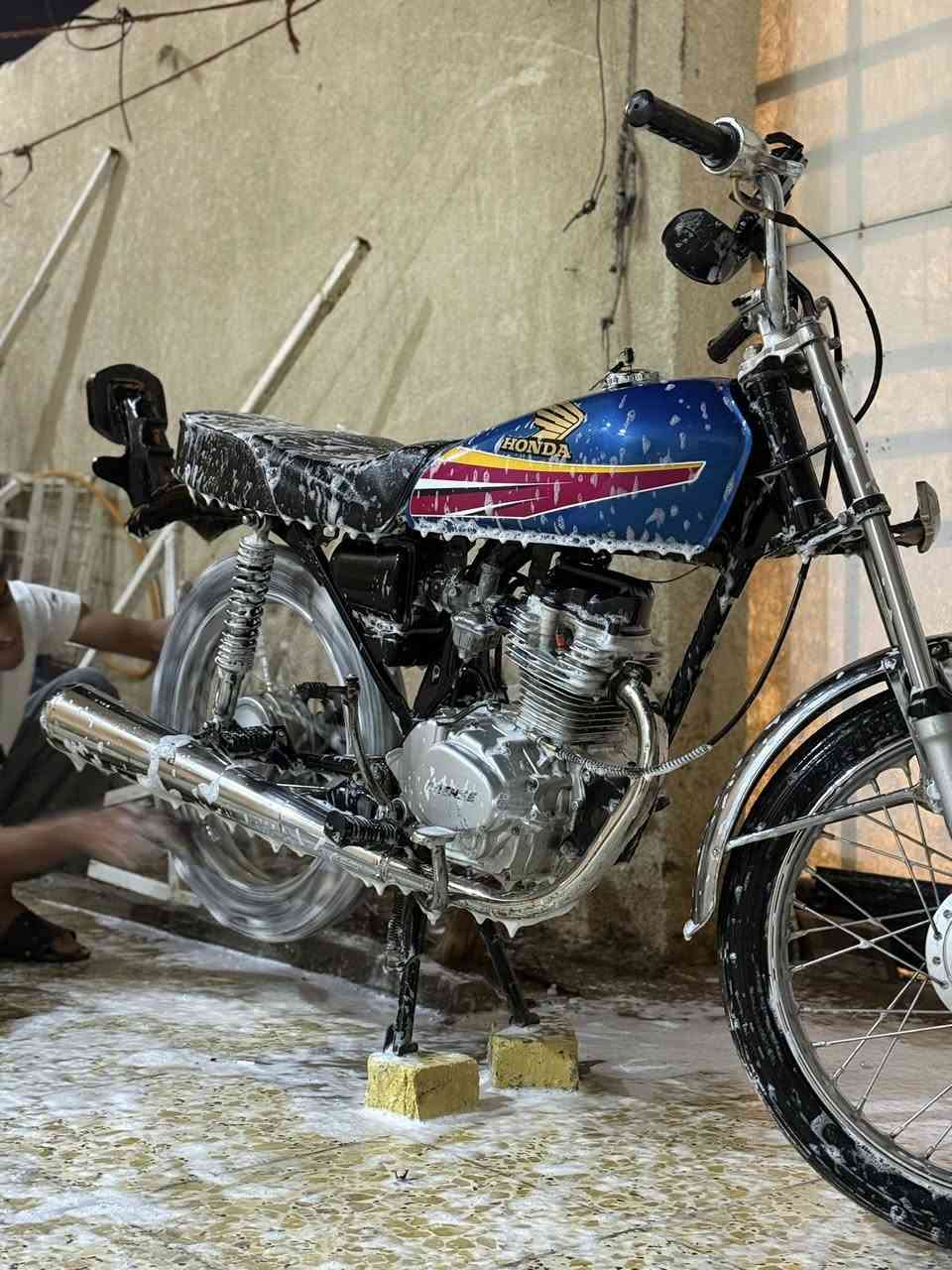 سلام عليكم الدراجه ابيعها ادوات ادرات المكينه انتنس مفتوحه مره وحده ولفات وشغل عدل بيها شلعه تاكل الكاع اكل مديل 21بلاد مامعره المكينه انتنس نجمه الاصليه القديمه البلاد موهذن الجدد مكاني البصره حمدان وحي الكفائات وبخدمة شراي 
***********
