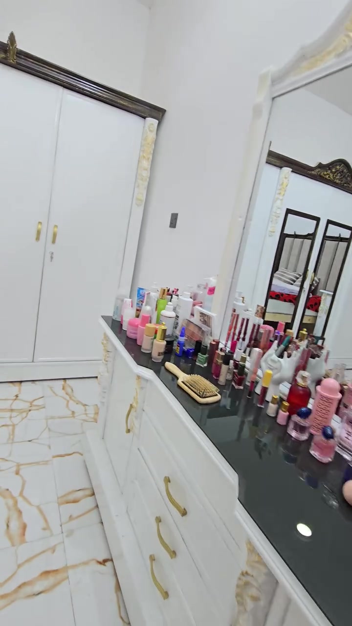 سلام عليكم غرفه اخشاب شغل عراقي درجه اولى نضافه 95% صار شهرين اخذته واريد ابيعه سبب غرفتي صغيره مكان كربلاء سعر مليون و950 رقمي ***********
