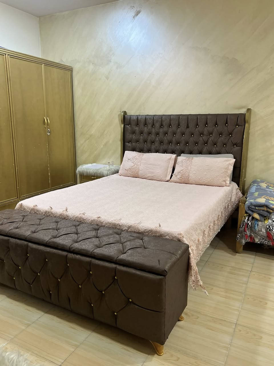 السلام عليكم عندي غرفة خشب  عراقي لون ذهبي للبيع
واتس آب ***********
