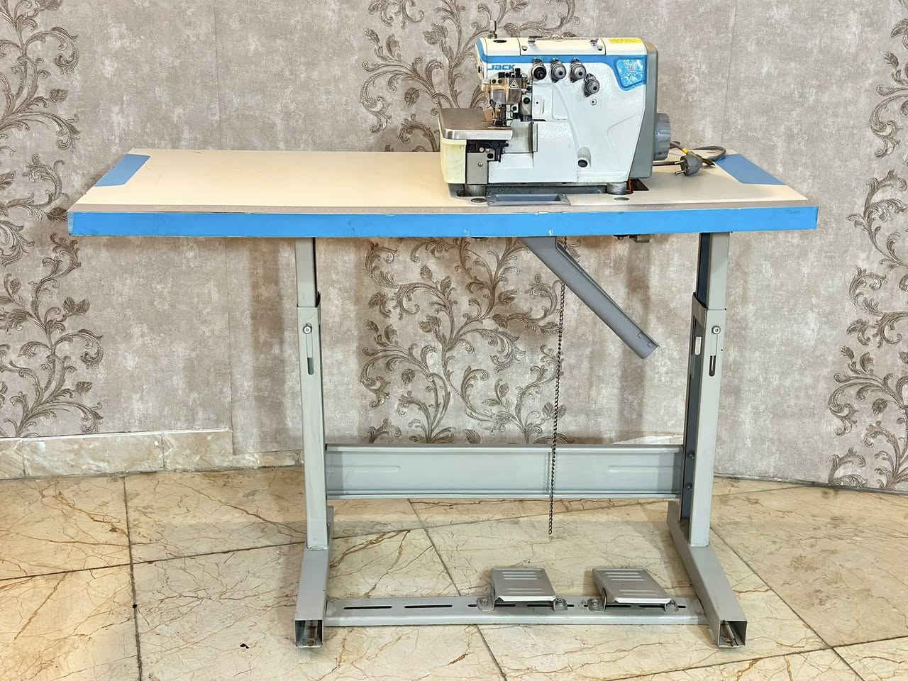 السلام عليكم 
مكائن خياطة مستعملات  شغالات ونظيفات بصورة عامة مال ورشة خياطة سابقاً وما اشتغلن من فترة جانن مخزونات والاسعار مناسبة المكائن المتوفرات : 
1. مكينة اوفر صناعية جاك عدد واحد 325
2. مكينة اوفر صناعية جاك اللون ازرق عدد واحد 325
3. مكائن خياطة صناعية ماگي عدد ٣ الوحدة 275
4. مكينة كبس دكم صناعية درجة اولى 425
5. ومتوفر ايضاً قماشات رجالية وعسكري و خيوط لون نيلي جويتي وبرتقالي وجوزي وبنفسجي كميات جبيرة 

العنوان بغداد حي الخضراء العامرية والاسعار بيهن مجال بسيط وتتدللون بالخدمة 
التواصل على الواتس اب او على الخاص : ***********
