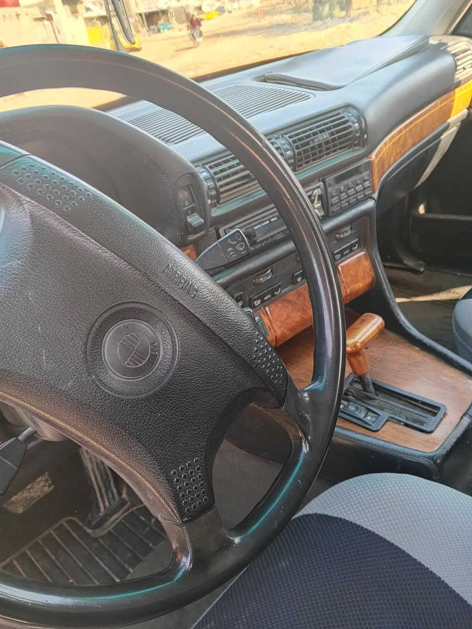 السلام عليكم بي ام دبليو حجم ٧٤٠ ٨ سلندر مسكر محركها بي تنقيص قليل كلش م ١٩٩٣ بغداد الجديد ألسعر ٦٠ وبيها مجال حك الجيه *********** *********** مكاني بابل
