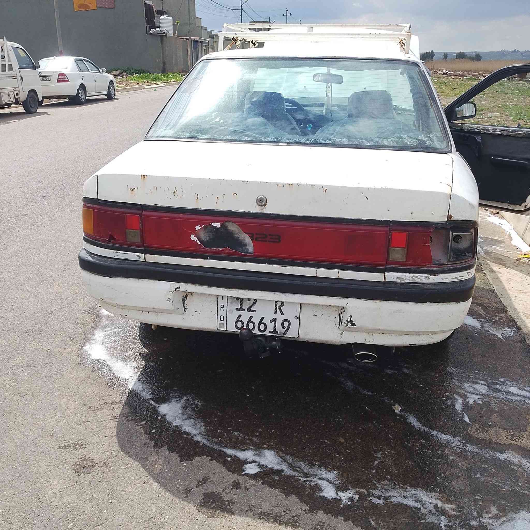 السلام عليكم.للبيع 
مازدة،،323
الموديل،،1990
لون ،،ابيض 
تايرات خير من الله 
بيها كاربون 
رقم نينوى انكليزي 
ما بيها
    لا صرف ولا نفخ 
الشرعي موجود بالموصل تريد تحول 
تريد وكالة 

سنوية بعدها ماصاقطة 

السعر 36وبيها مجال 

الهاتف،،، ***********
