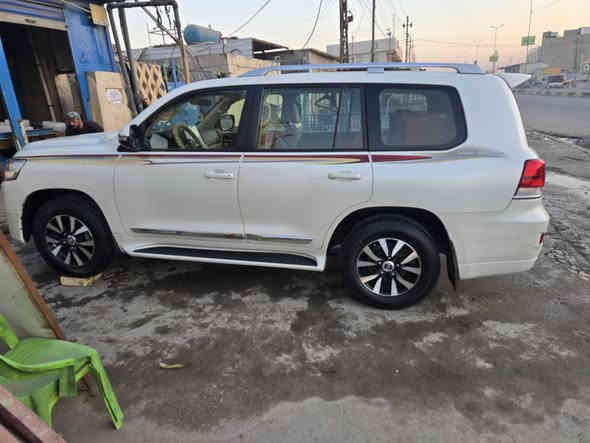 سلام عليكم لاند كروز للبيع سياره بريم أصل مكفوله السياره بيها ملاحظات بيها اشخوط 2017ماشيه السياره 110الف سعر السياره 470 رقم هاتف ***********
