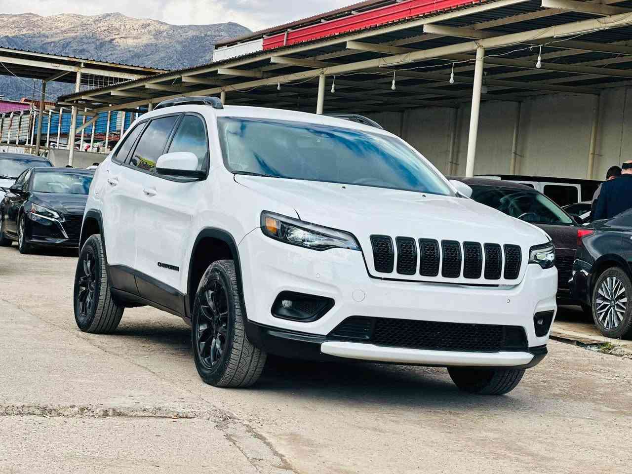 جيب شيروكي 2023 بيع عام صبغ مواصفات فول فول بس بدون فتحه سعر 115  مكان سياره اربيل
*********** أربيل, العراق
