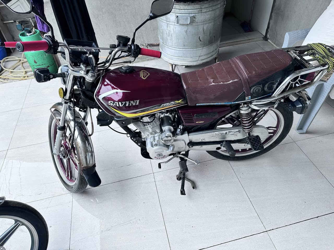 السلام عليكم   ماطور عدد2سافين اصلي للبيع 
منفيس اصلي ماطورات نضيفه ما ناقصه شي الون ابيض والثاني ماروني محركات كبس كهربائيات شغاله السعر من الاخير 550الف قفل كل واحد  رقم ***********
