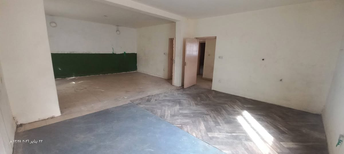 السلام عليكم
...................
عقار 352 متر
البيع ( )
او
التاجير (  ) كل 3 اشهر او 6 او سنوي

مواصفات البيت
352 متر 
بناء الثمانينات
نظام دكتات تبريد دفن
طابقين
6 غرف كبيرة
2 مطبخ ( واحد في كل طابق ) الارضي الرئيسي كبير جدا
صالة ضيوف + خدمات 
3 حمام ( 2 بالارضي + 1 بالطابق الاول )
2 منور ( داخلي يرهم بيه مصعد او مخزن كبير + خلفي ترك على عرض البيت وبعمق 2 متر )
3 سطح ( 1 بالطابق الاول + 2 امامي وخلف البيت بالطابق الاخير )
حديقة ( 8 × 8 ) متر
كراج ( 3 × 9 ) متر

رصيف كبير جدا
واجهة 11 متر
نزال 32 متر 
وامامه حديقة مرتبة وجلسة 

الموقع
بغداد - بارك السعدون
قرب نادي الجيش الرياضي
وجه على سريع محمد القاسم

https://maps.app.goo.gl/8gxe8AJGB25wa4e99

وتساب
***********
