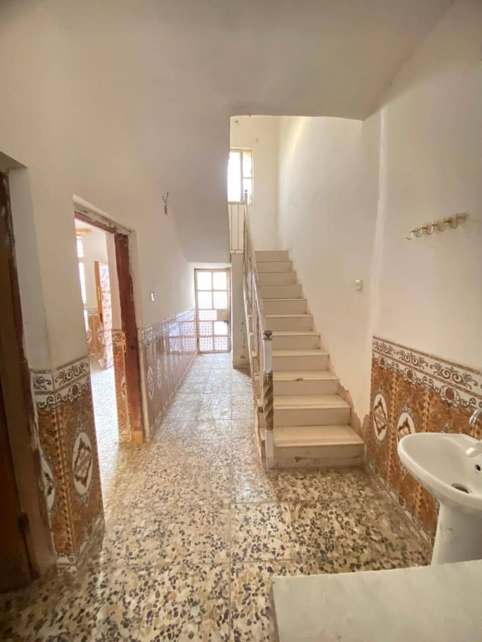 سلام عليكم
دار للبيع المساحه 80 متر (طابو ملك صرف سكني ✅)

طابق واحد مدخلين 

يحتوي على 

استقبال ومطبخ

وغرفة نوم 

مع صحيات داخليه وخارجيه 

الموقع بغداد الانتصار مقابيل مستشفى حماد شهاب طريق الشعب الحسينية 

معلومات اكثر ***********
