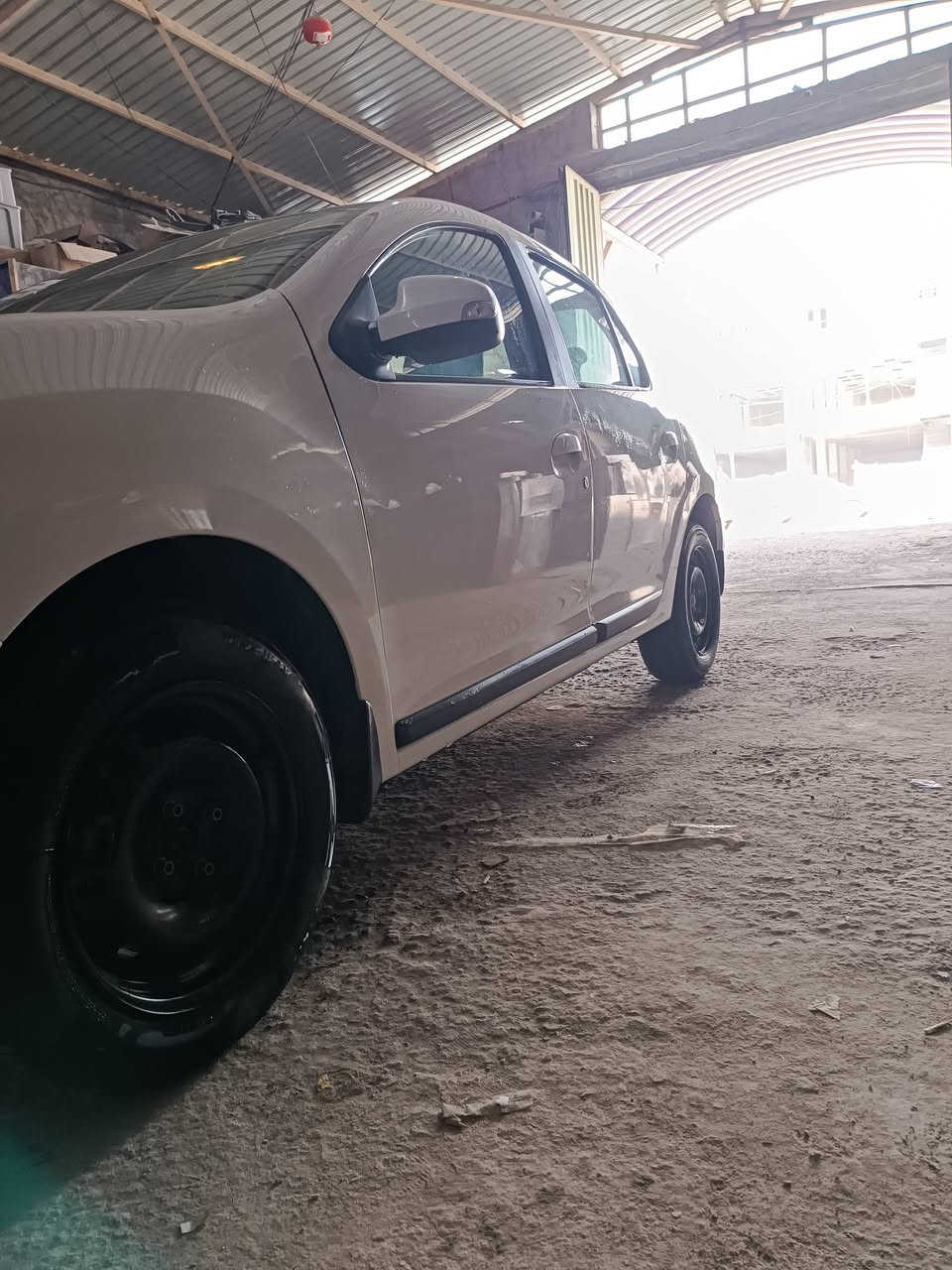 السلام عليكم رينو سمبل موديل22 استقطاع ماستر  لل27بيها جاملغ مبدل بدون دواخل طخه 4جام كهرباء مري تحكم على وضع الشركه ستيرن خفيف مو مثل الموديلات القديمه بيها سونار رقم بغداد ***********

