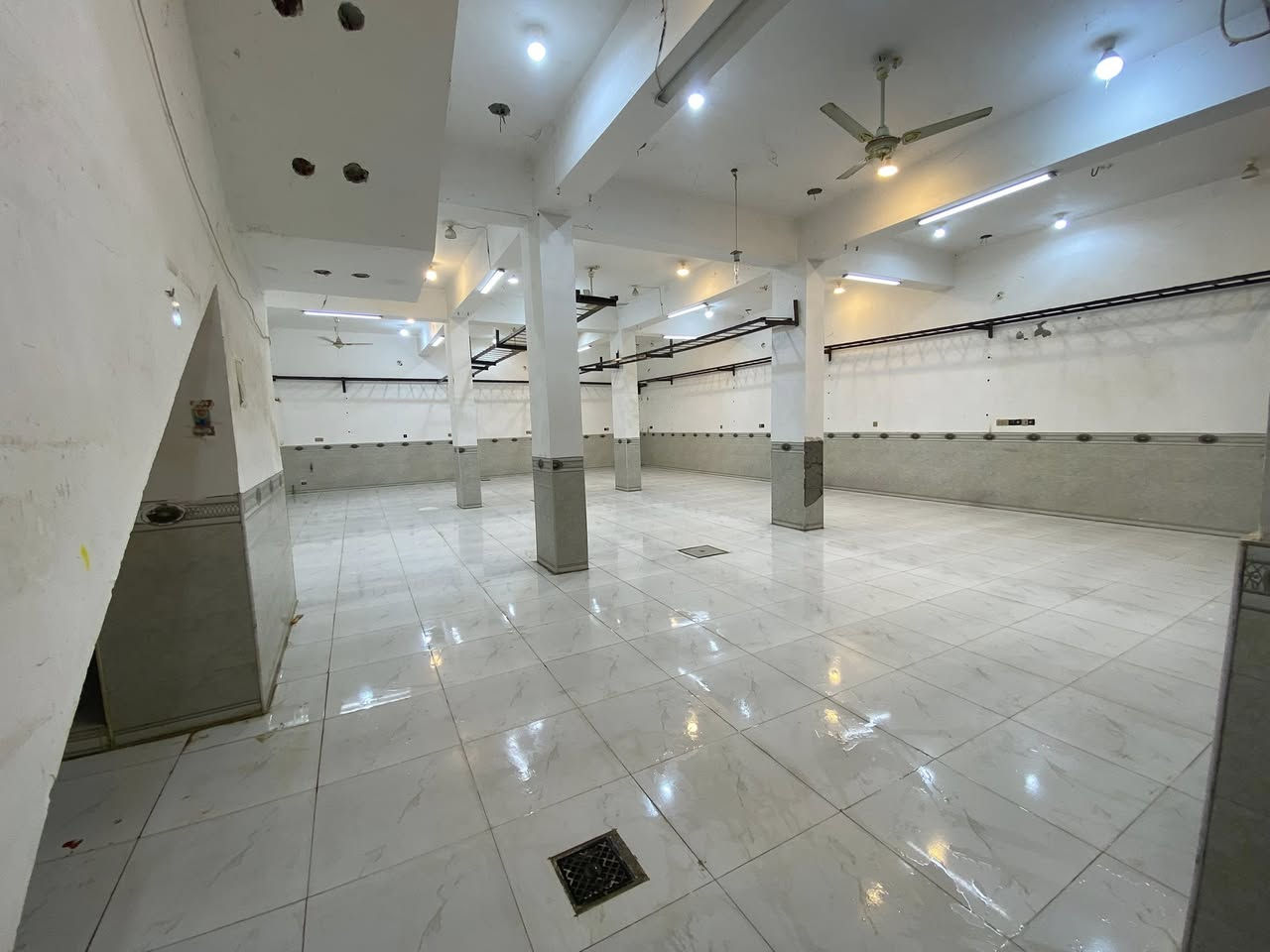 السلام عليكم يوجد مجمع للايجار مساحته 230 متر واجهيته 12 متر ونزال 20 متر 3كبنكات كبار يوجد بي صحيات ماء حار بارد مكان مميز وتجاري بسوك بشارع الامسية كهرباء ثري فيز خط مولد شغل درجه اولى الاستفسار ***********
