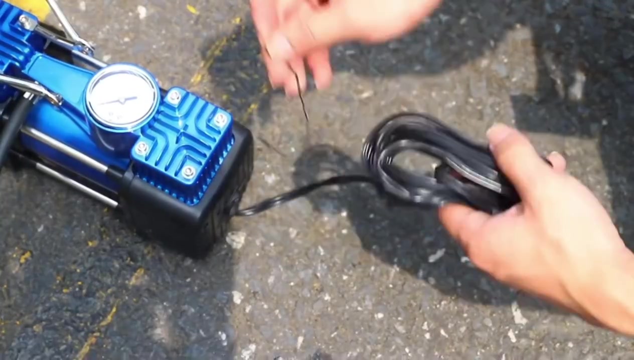 كمبريسر هواء محمول Bihart للسيارة 12V – ضغط قوي حتى 150 PSI
• كمبريسر هواء محمول من Bihart مصمم لنفخ إطارات السيارة بسرعة وسهولة، بحجم عملي وأداء مناسب للاستخدام داخل السيارة.
• يعمل على DC 12V ومناسب للاستخدام عبر منفذ 12V في السيارة.
• يوفر تدفق هواء أقصى 85 لتر/دقيقة لسرعة أفضل في النفخ.
• يدعم ضغط تشغيل أقصى 150 PSI مع إعادة تشغيل حتى 200 PSI.
• مزود بـ خرطوم هواء بطول 6.5 مع عداد ضغط ومشابك نحاسية صلبة.
• يحتوي على إضاءة LED ساطعة مع تشغيل سهل وتقنية ثبات أثناء الاستخدام.
• يتضمن حماية حرارية أوتوماتيكية للمحرك ضد ارتفاع الحرارة، مع حقيبة حمل قوية مرفقة.

• العلامة التجارية: Bihart
• نوع المنتج: Air Compressor / كمبريسر هواء محمول
• نوع الطاقة: DC 12V
• أقصى تدفق هواء: 85 لتر/دقيقة
• أقصى فولتية: 13.8V
• أقصى سحب تيار: 30A
• أقصى ضغط تشغيل: 150 PSI
• أقصى ضغط إعادة تشغيل: 200 PSI
• أقصى حرارة محيطة: 60°C
• أدنى حرارة محيطة: -55°C
• زمن التشغيل الأقصى: 40 دقيقة عند 40 PSI
• درجة الحرارة لزمن التشغيل: 24°C

السعر 🔥🔥🔥 
التوصيل متوفر لجميع المحافظات 
#اكسبلور #امازون #العراق


**إذا كنت صاحب هذا الإعلان وتريد حذفه لأي سبب، رجاءا أرسل رسالة إلى الدعم الفني**