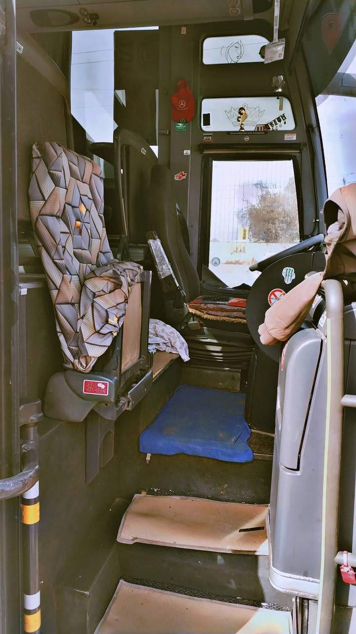 سلام عليكم باص ام سيوف حجم 17مديل 2007 اصل رقم شمالي كير عادي  مكينه 8 تبريد صيني جبير كمبريسر ٣ كورات خير من الله ثلج عدد لمقاعد 56مكان سياره   بغداد ***********
