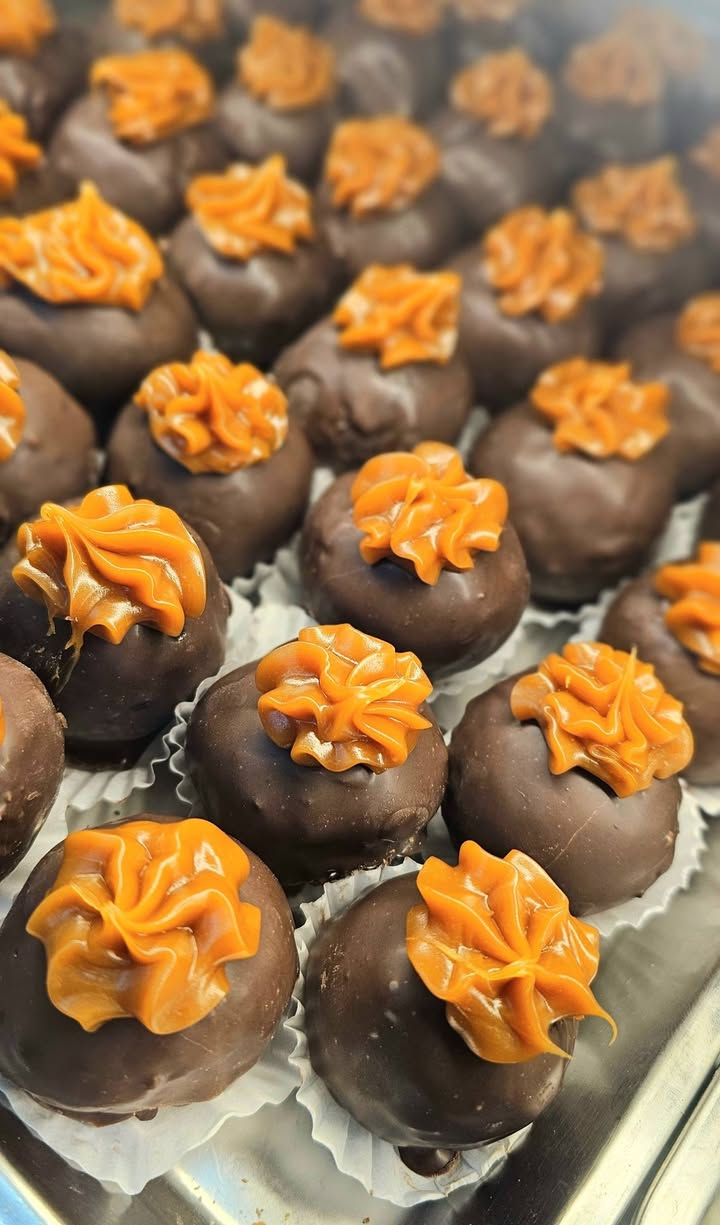 #حلويات #بتفور #كعك تتوفر خدمة توصيل داخل الحلة 
رقم واتساب الطلبات ***********
مول نون الحلة شارع 80 مجاور القبة الذهبية الاستدارة الحادة
