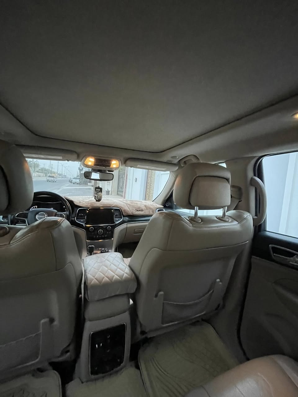 سلام عليكم جيب كراند شيروك وارد امريكي لمتد فول مواصفات كلين مكفوله من اي ضربه وصبغ
موديل 2019 رقم سليمانيه باسمي 
ماشيه 70 الف سياره جديده 
العنوان الانبار الفلوجه 
***********
***********
السعر 265
